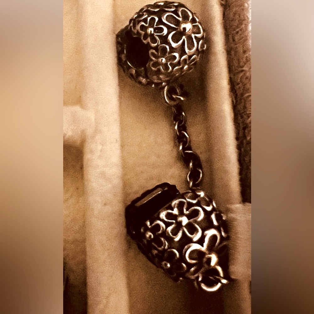 Pandora's Daisy Clip Safety Chain - RETIRED